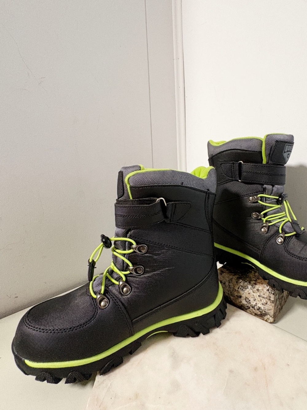 Quest Menace Boot Boys Size 4 Black and Green 100g Thinsulate Water Resistant